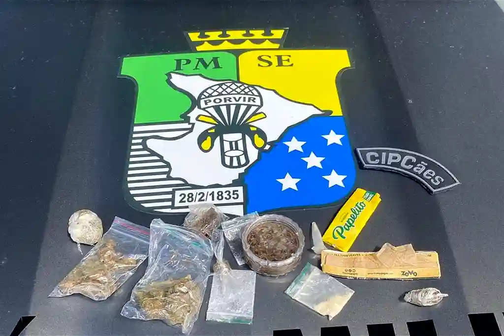 PM apreende drogas com torcedores do Santa Cruz em Sergipe 2 Entorpecentes encontrados pela PMSE realizam abordagem a ônibus com torcedores do Santa Cruz na BR-101
