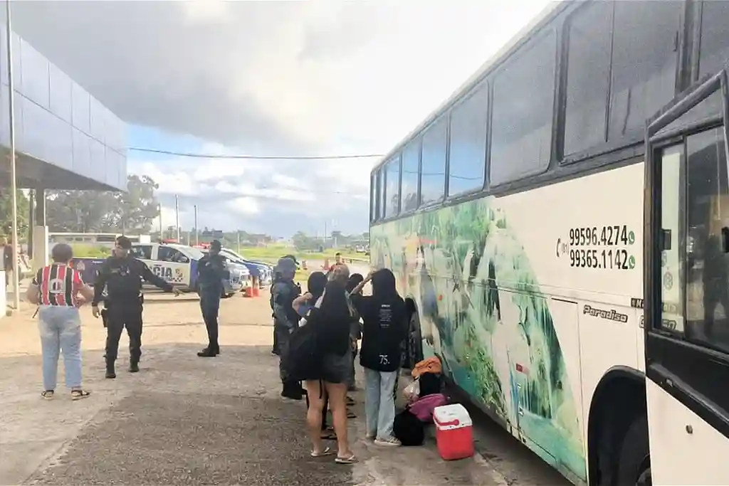 PM apreende drogas com torcedores do Santa Cruz em Sergipe 1 Policiais militares de Sergipe realizam abordagem a ônibus com torcedores do Santa Cruz na BR-101