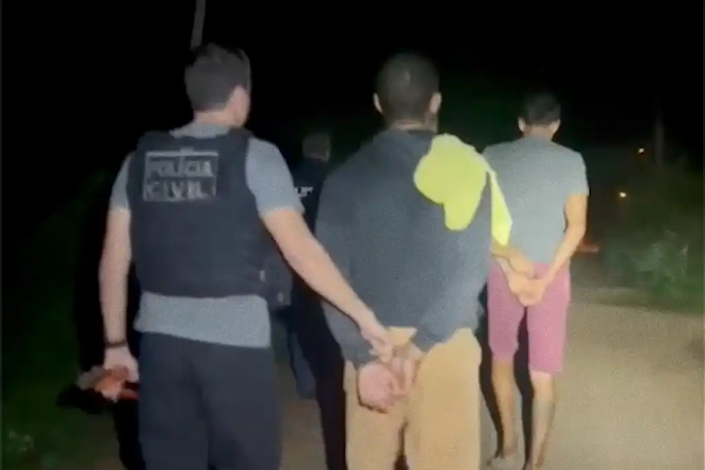 Imagem de dois irmãos durante operação de prisão em Sergipe por ocultação de cadáver