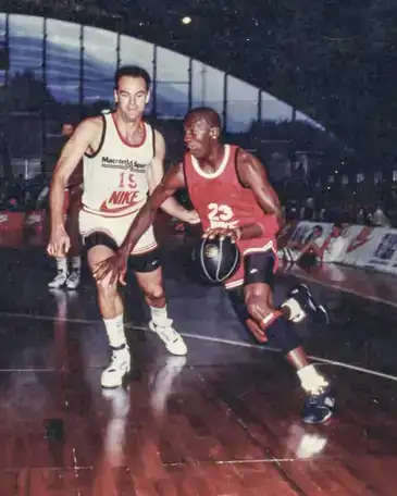 Morte de Oscar Schmidt deixa esporte em luto; veja trajetória 2 Foto de arquivo de Oscar Schmidt, ídolo do basquete mundial ao lado de Michael Jordan