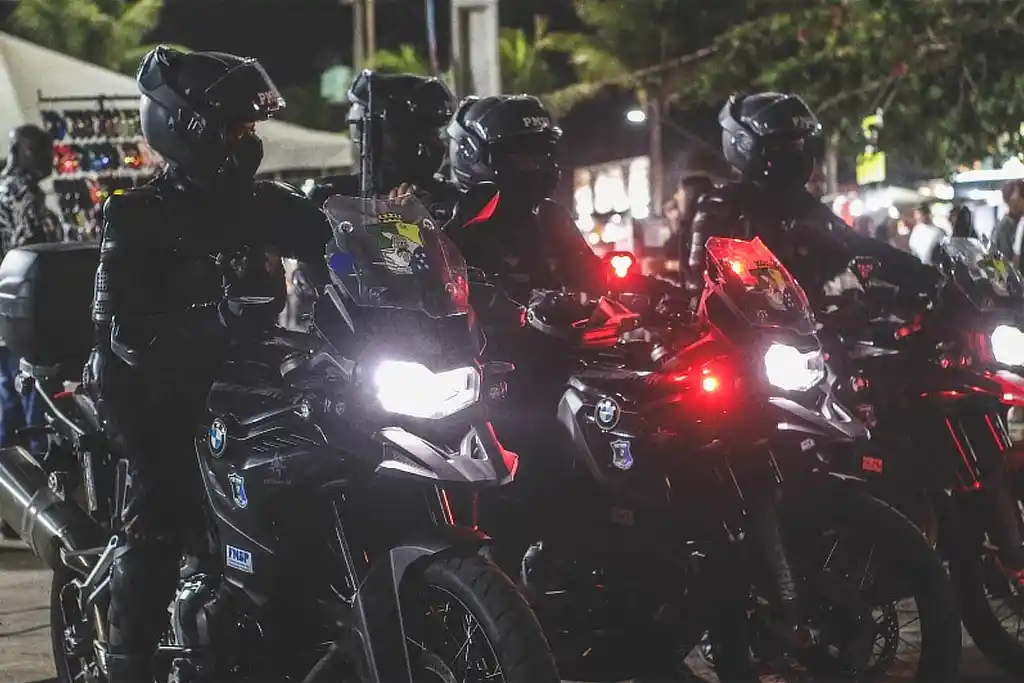 Motorista bêbado quase atinge policiais e é preso em Aracaju 1 Policiais militares do Regimento de Cavalaria Mecanizada de Motopatrulhamento (Getam)