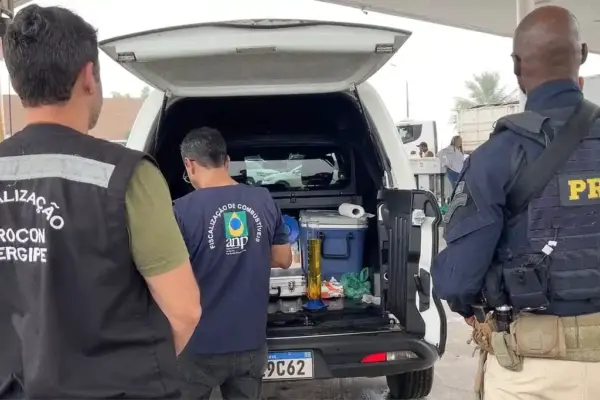 PRF e Procon lacram bombas de combustível em Sergipe