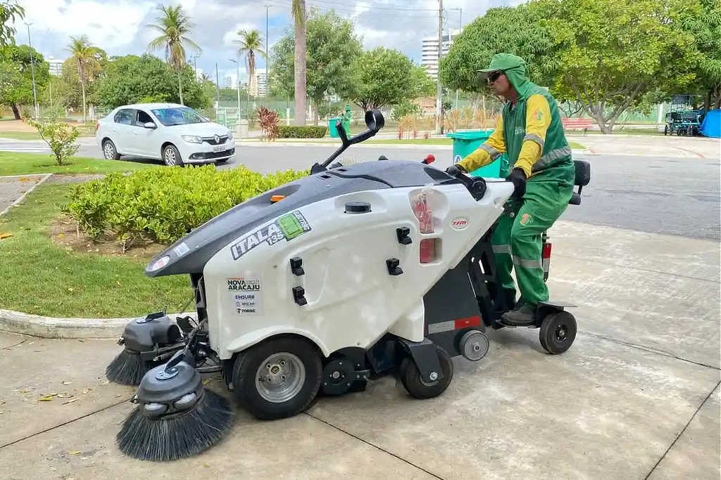 Varrição mecanizada no Parque da Sementeira, em Aracaju