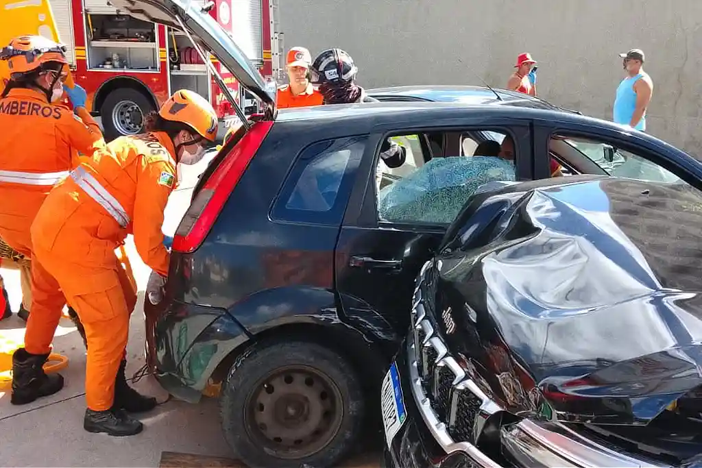 Acidente grave com 3 veículos deixa feridos presos às ferragens em Aracaju 1 Acidente grave com 3 veículos deixa feridos presos às ferragens em Aracaju