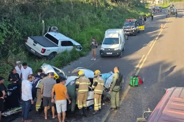Bombeiros resgatam mulher de 22 anos que ficou presa às ferragens no acidente envolvendo um carro da comitiva do governador onde 3 pessoas ficaram feridas em Sergipe