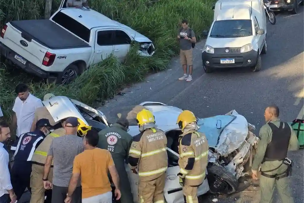 Bombeiros resgatam mulher de 22 anos que ficou presa às ferragens no acidente envolvendo um carro da comitiva do governador onde 3 pessoas ficaram feridas em Sergipe