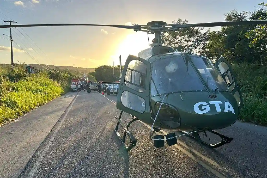 Helicóptero do GTA durante ocorrência a um acidente com a comitiva do governador em que 3 pessoas ficaram feridas em Sergipe