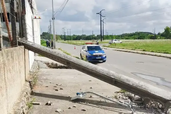Poste colidido após acidente de trânsito em Aracaju