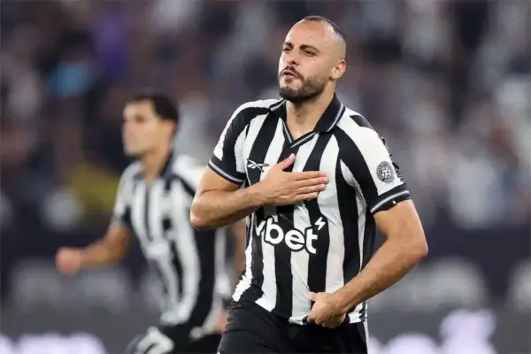 Jogador Arthur Cabral comemora gol pelo Botafogo no Campeonato Brasileiro 2026