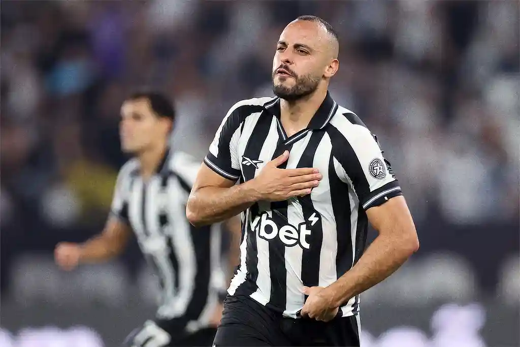 Jogador Arthur Cabral comemora gol pelo Botafogo no Campeonato Brasileiro 2026