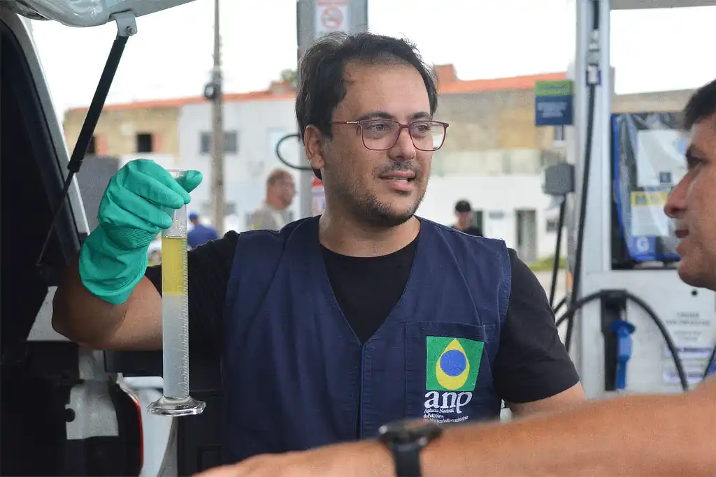 Augusto Reis, especialista em regulação de combustíveis da ANP, em operação de fiscalização em postos de Sergipe
