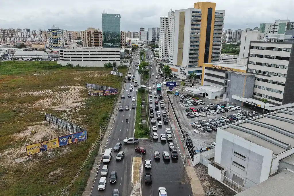 Vista aérea da Avenida Ministro Geraldo Barreto Sobral, em Aracaju