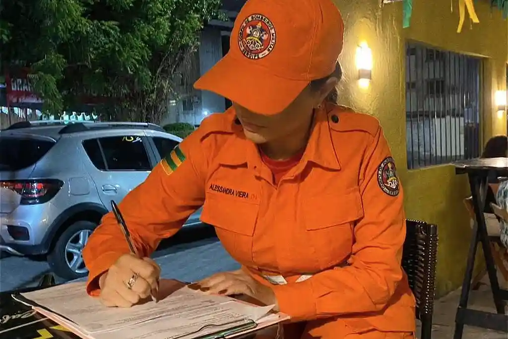 Agente do Corpo de Bombeiros Militar de Sergipe (CBMSE) vistoria casas de shows em Aracaju