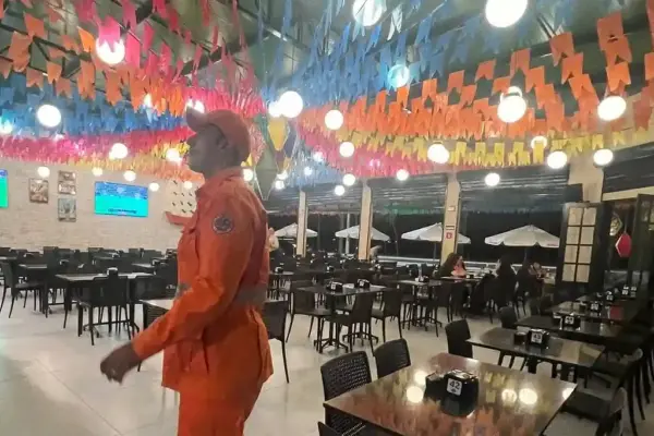 Agente do Corpo de Bombeiros Militar de Sergipe (CBMSE) vistoria estabelecimento em Aracaju