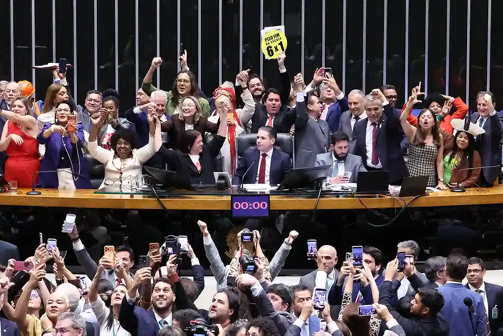 Fim da escala 6x1: como votaram os deputados de Sergipe 1 Deputados comemoram aprovação, em dois turnos, da PEC pelo fim da escala 6x1