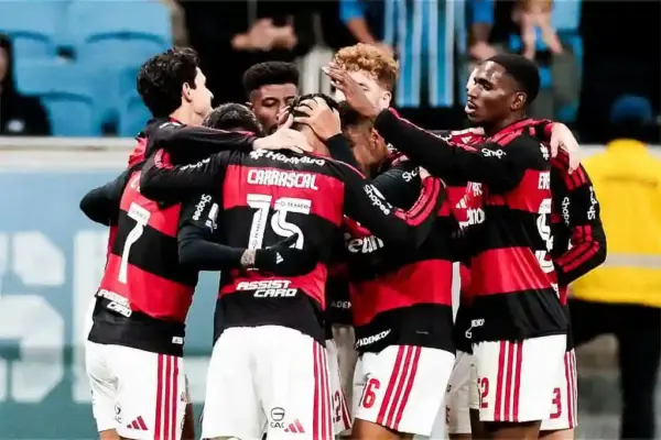 Carrascal comemora gol na vitoria do Flamengo sobre o Grêmio fora de casa no Brasileirão