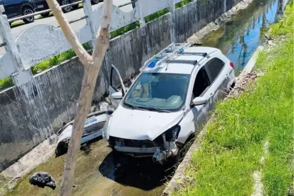 Carro cai em canal após colisão no centro de Aracaju