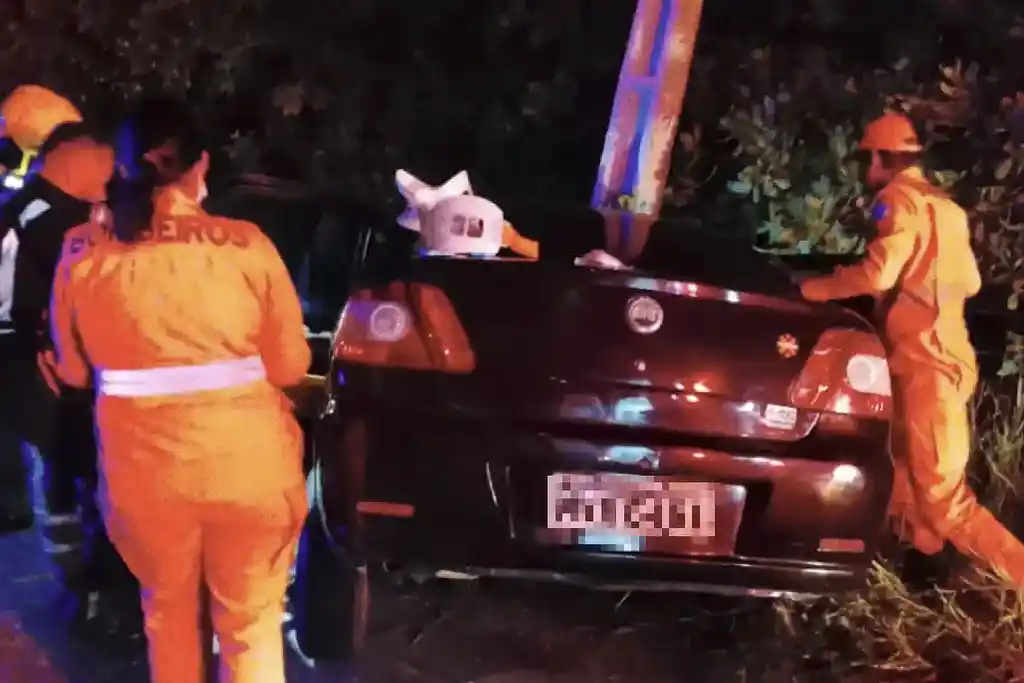 Carro sai da pista e bate em poste na SE-100, na Barra