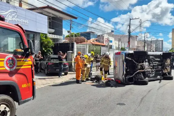 Mulher fica presa em carro tombado no Centro de Aracaju