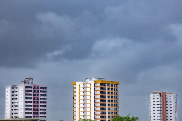 Céu nublado com nuvens carregadas, apontando previsão de chuvas em Aracaju