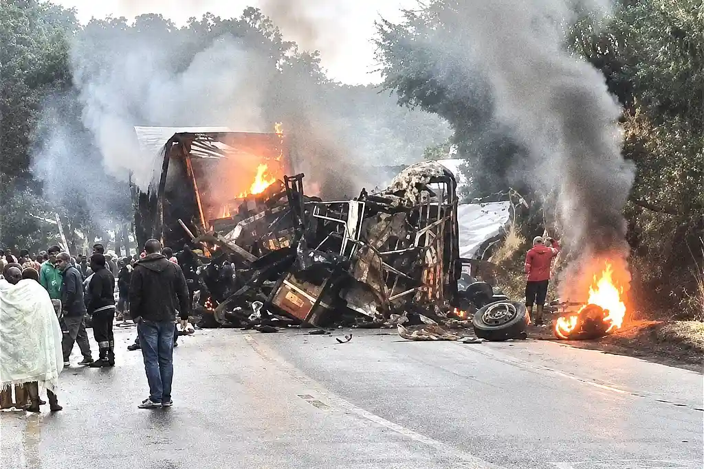 Acidente na BR-251 mata 8 em ônibus que ia de SP a Aracaju 1 Acidente na BR-251 mata 8 em ônibus que ia de São Bernardo do Campo a Aracaju