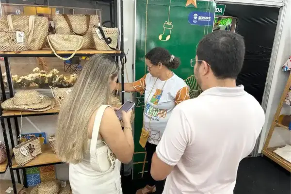 Comerciante vendendo artesanato sergipano para turistas em Acaju