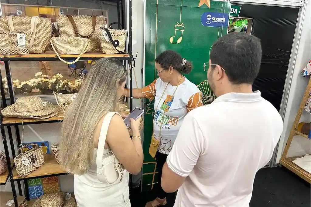 Vila do Forró abre edital para comercialização de artesanato e comidas 1 Comerciante vendendo artesanato sergipano para turistas em Acaju
