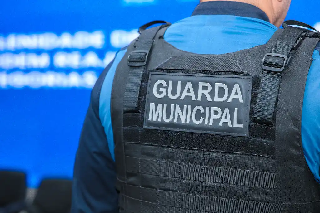 Guarda Municipal de Aracaju vestindo colete