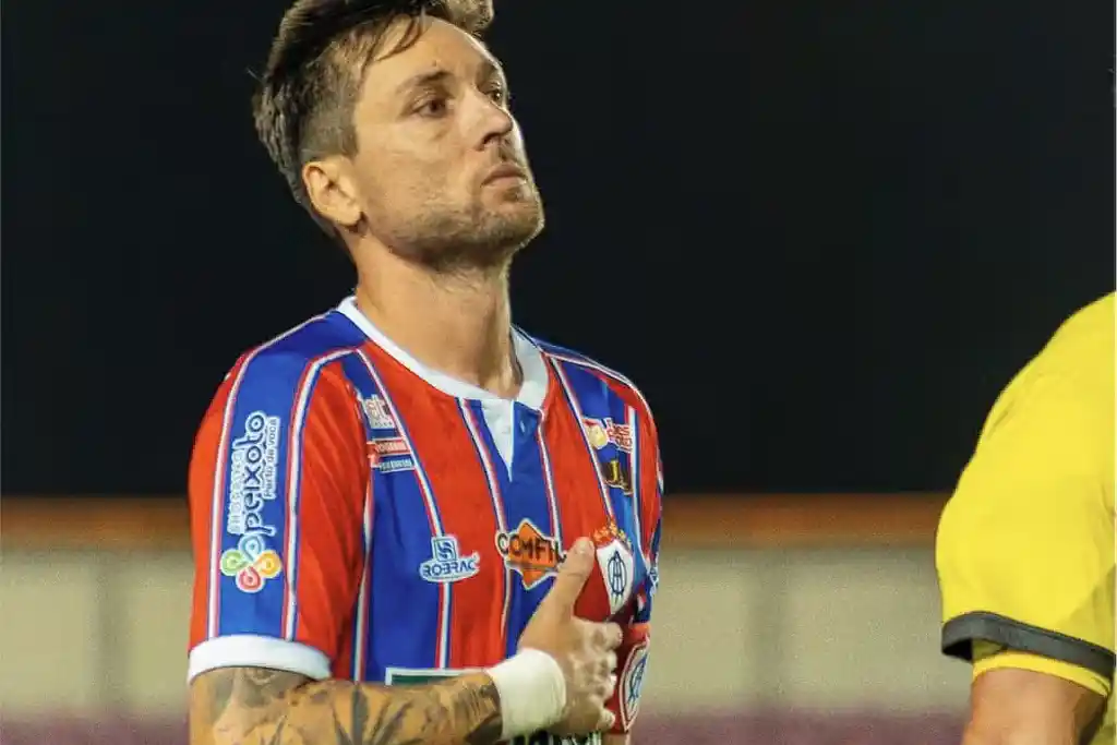 Jogador Karl, do Itabaiana, com a mão direita no peito esquerdo