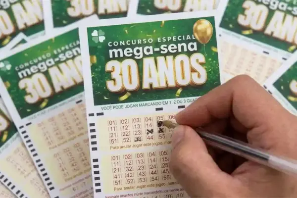 Apostador jogando nas cartelas da Mega-Sena 30 anos