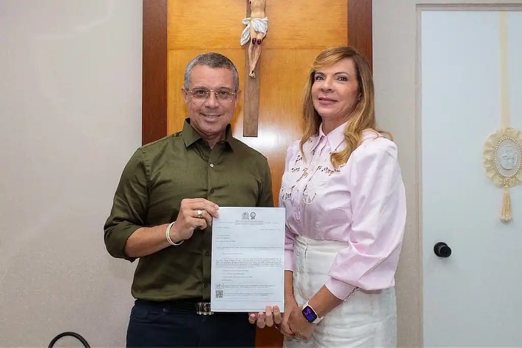 TJSE escolhe lista tríplice e Mitidieri decide novo desembargador 1 Governador Fábio Mitidieri, em pé, segurando papel e posando para fotografia ao lado da presidente do TJSE, desa. Iolanda Guimarães, à direita