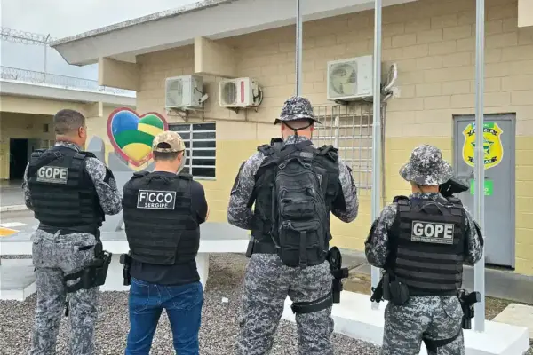 Agentes da FICCO/SE durante operação na Grande Aracaju onde foi cumprido mandado de prisão preventiva contra líder do tráfico