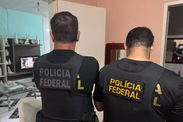 Agentes da PF Sergipe durante operação contra abuso sexual infantil na internet, no município de Antas/BA