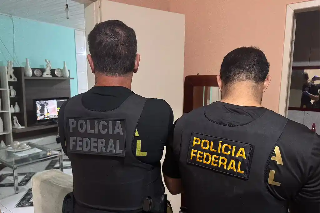 Agentes da PF Sergipe durante operação contra abuso sexual infantil na internet, no município de Antas/BA