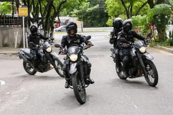Policiais do Getam conduzindo motocicletas durante patrulhamento em Aracaju