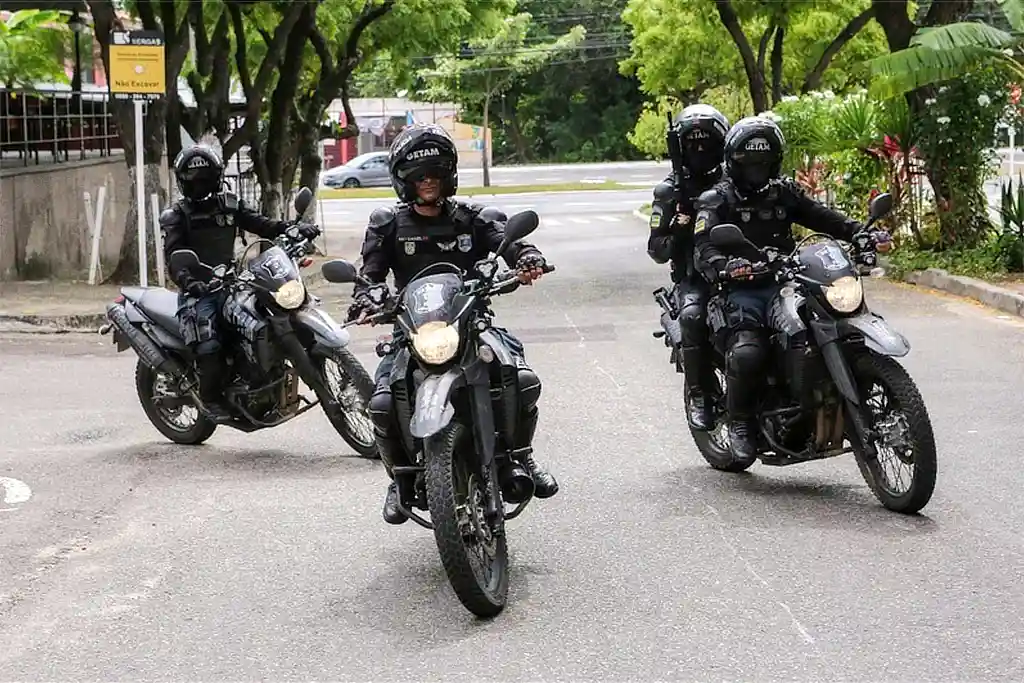 Policiais do Getam conduzindo motocicletas durante patrulhamento em Aracaju