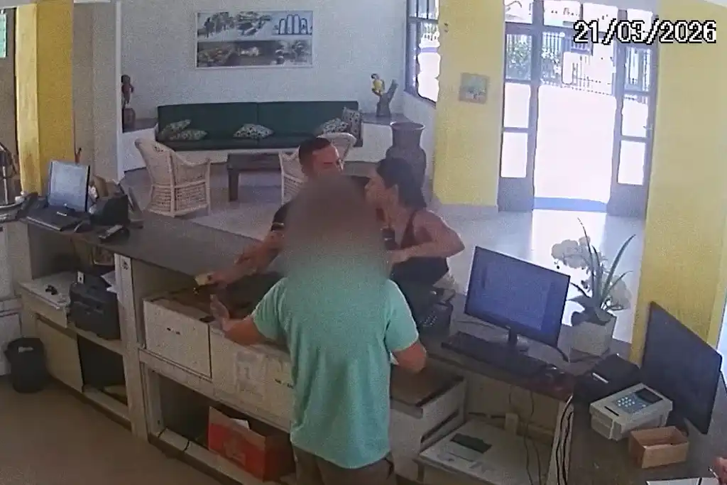 MPSE denuncia policial por feminicídio em hotel de Aracaju 1 Tiago Sóstenes e Flávia Barros na recepção do hotel em Aracaju onde ocorreu o feminicídio