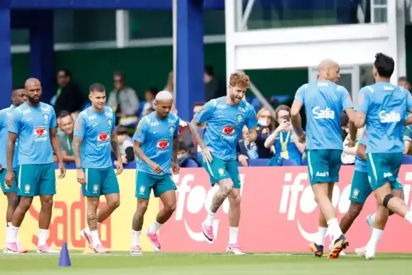 Léo Pereira e demais jogadores durante treino da Seleção Brasileira na Granja Comary