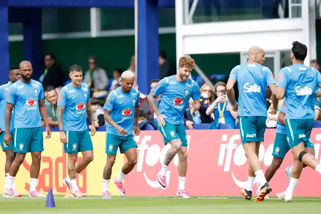 Ancelotti anuncia escalação contra o Panamá e Neymar fica na Seleção 1 Léo Pereira e demais jogadores durante treino da Seleção Brasileira na Granja Comary