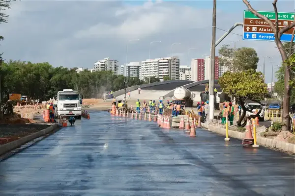 Trabalhadores na obra do viaduto no complexo viário Maria do Carmo, em Aracaju