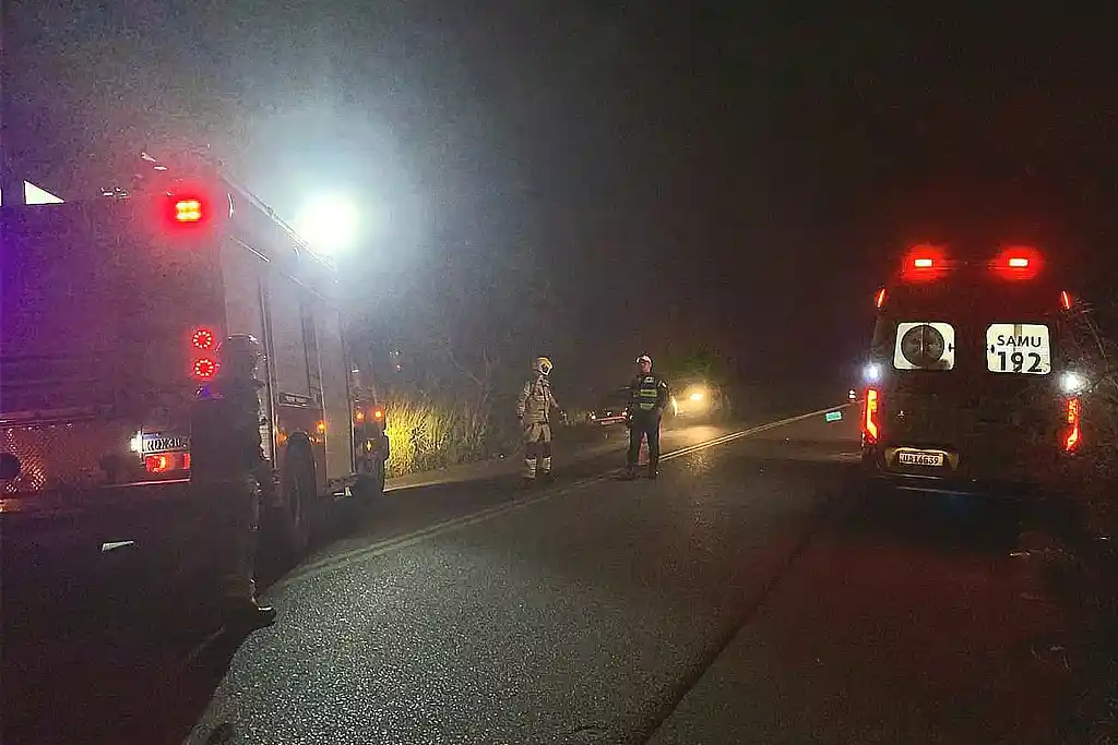 Motociclista vai parar embaixo de ônibus após colisão em Lagarto 1 Motociclista vai parar embaixo de ônibus após colisão na rodovia do Povoado Colônia 13 em Lagarto