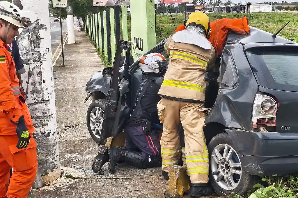 Idoso com histórico cardíaco e neta de 15 anos foram socorridos pelo SAMU após carro bater em poste