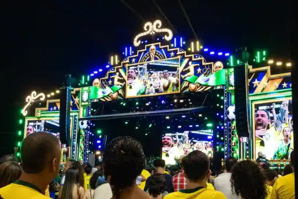 Público assisti ao jogo do Brasil no Arraiá do Povo, na Orla da Atalaia, em Aracaju