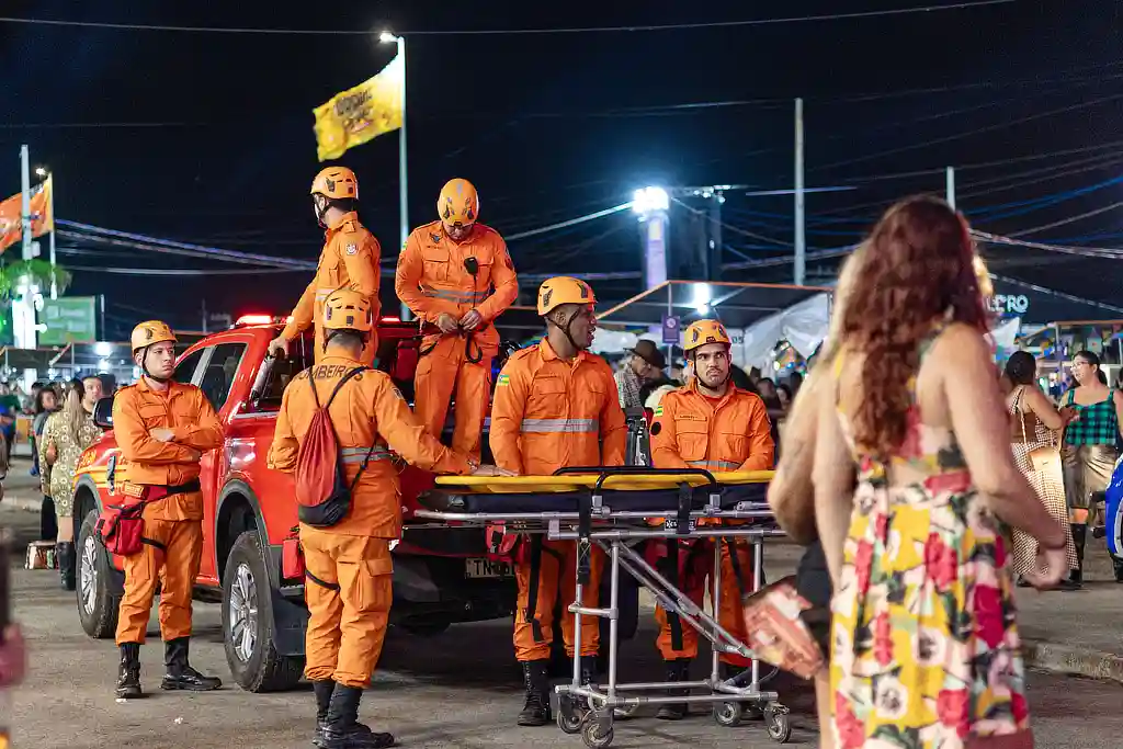Equipe do Corpo de Bombeiros de Sergipe durante o Arraiá do Povo em Aracaju