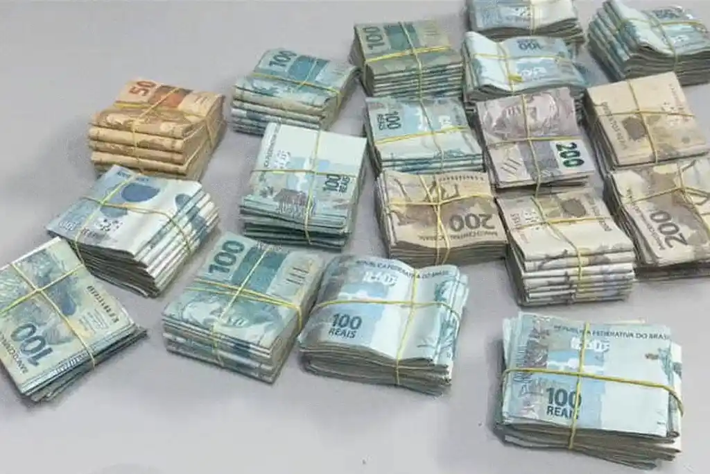 Servidor da Prefeitura de Aracaju é afastado após apreensão de R$ 240 mil 1 Servidor da Educação de Aracaju é afastado após apreensão de R$ 240 mil