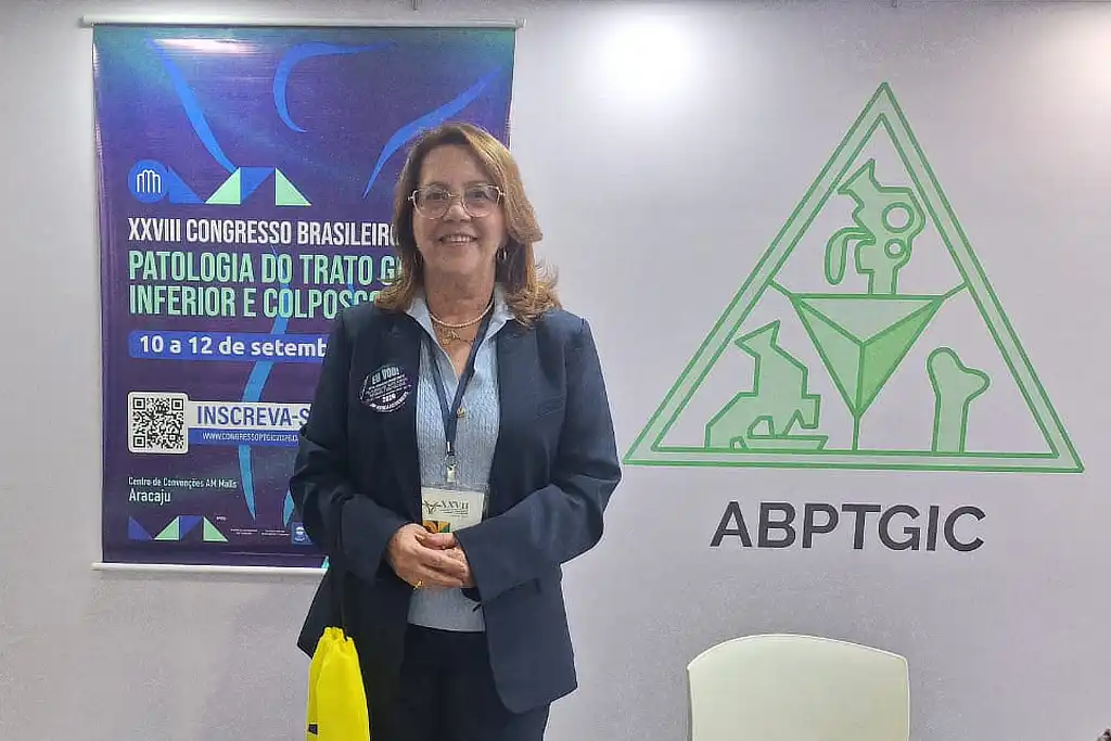 Aracaju sedia congresso sobre novo rastreio do câncer do colo do útero 1 Foto da Dra. Carmem Luiza Leite, presidente do Congresso e da ABPTGIC-SE, com o poster do XXVIII Congresso Brasileiro de Patologia do Trato Genital Inferior e Colposcopia (PTGIC), no seu lado direito