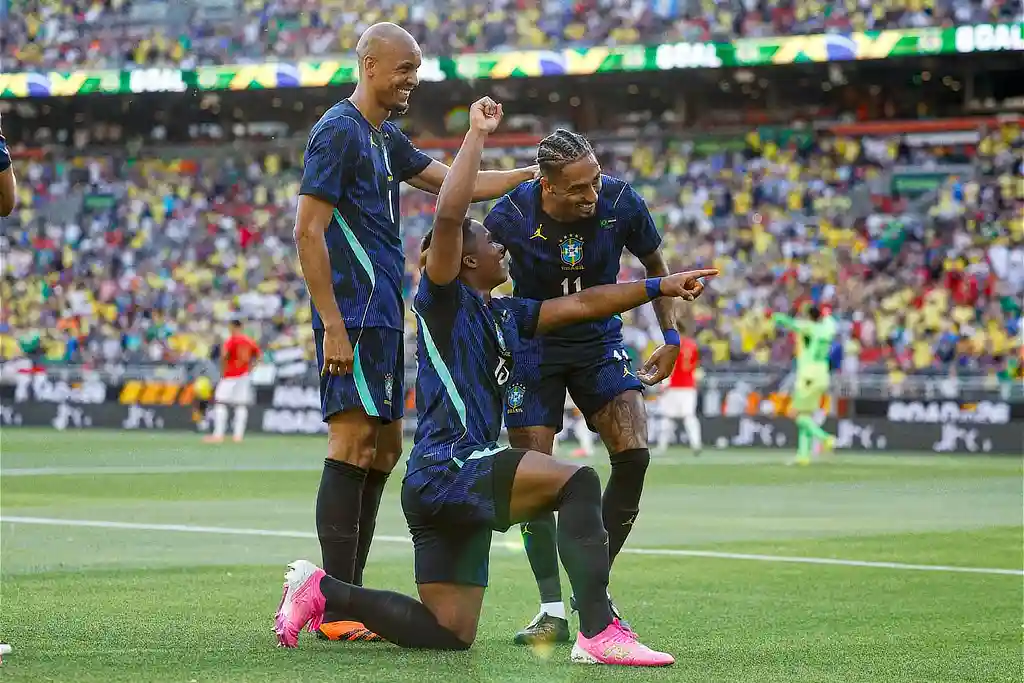 Brasil supera Egito e encerra preparação para a Copa 1 Endrick comemora o segundo gol do Brasil contra o Egito em Cleveland