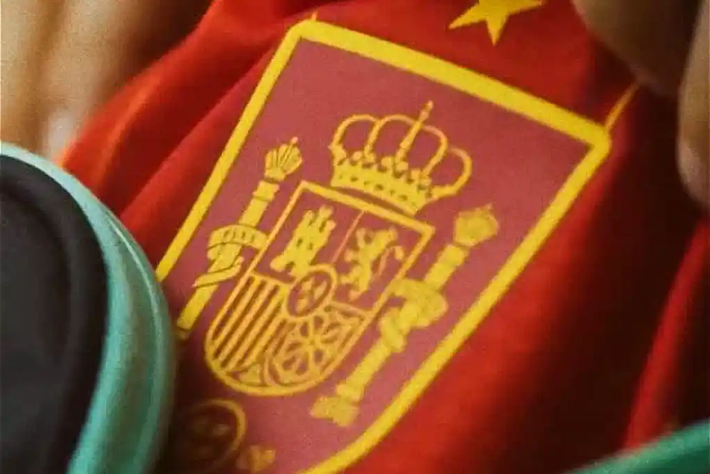 Copa do Mundo 2026: Espanha entra em campo nesta segunda 1 Brasão da Seleção Espanhola em destaque na camisa