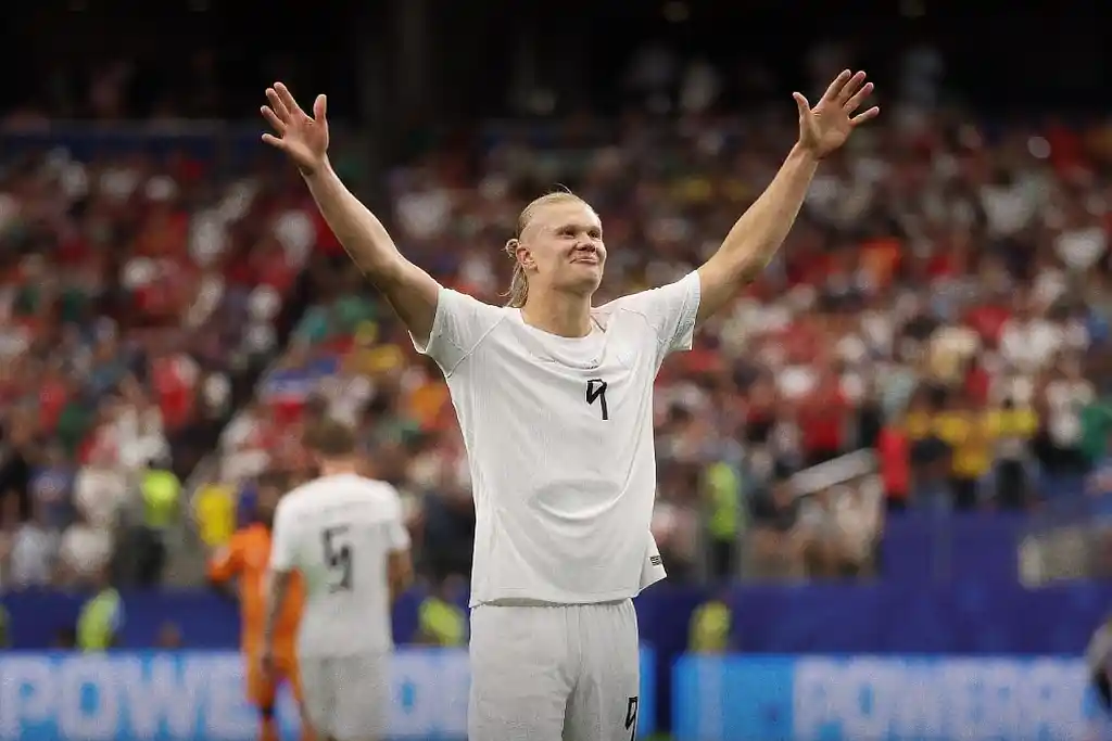 Jogador Erling Haaland comemora classificação da Noruega para a próxima fase da Copa do Mundo 2026