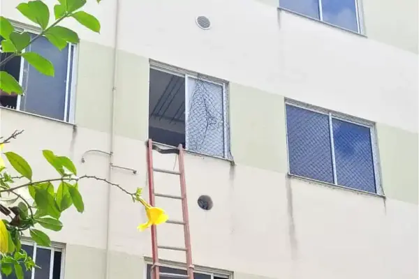 Escada dos bombeiros colocada na parede do prédio que dá acesso a um apartamento onde foi registrado princípio de incêndio
